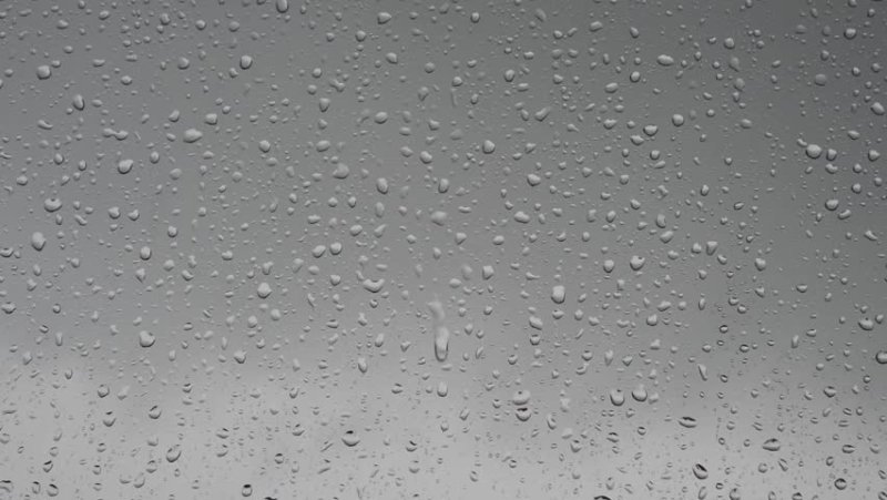 Капли на стекле