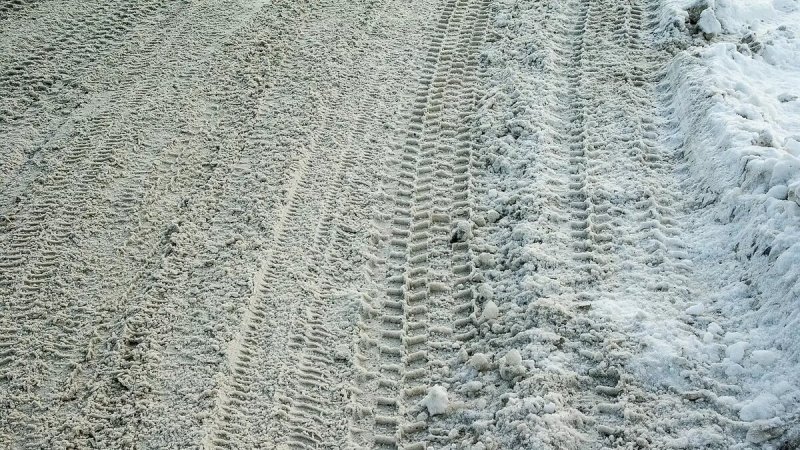 Следы от колес на снегу