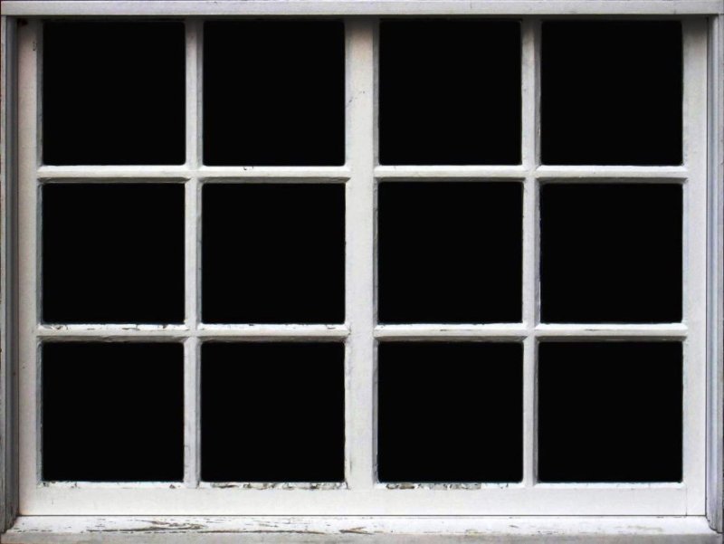 Окно с темной рамой