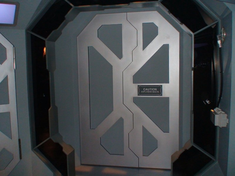 Дверь космического корабля