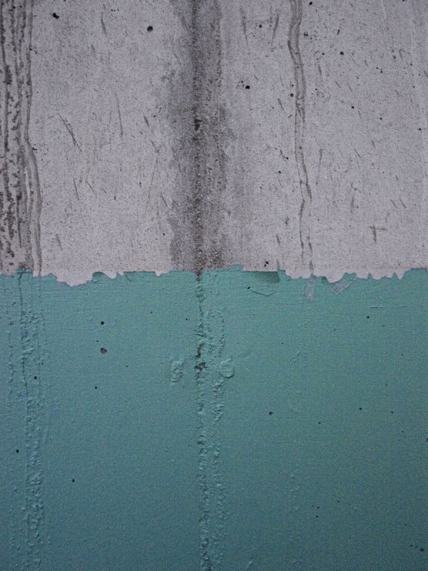 Стена с облезлой краской