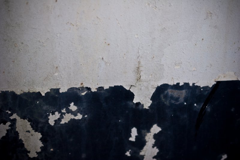 Старая краска на стене