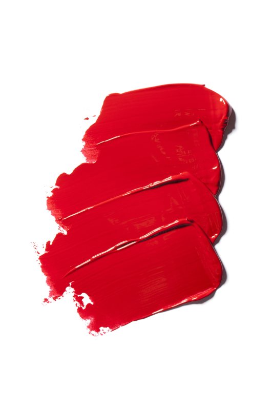 Красная помада на белом фоне