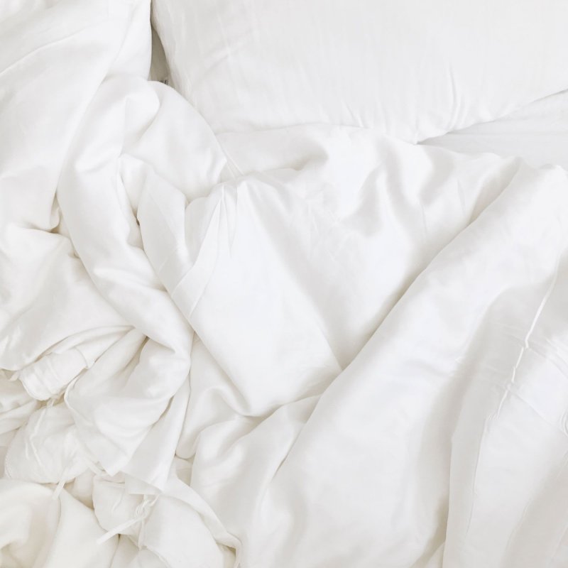 Белая постель фон