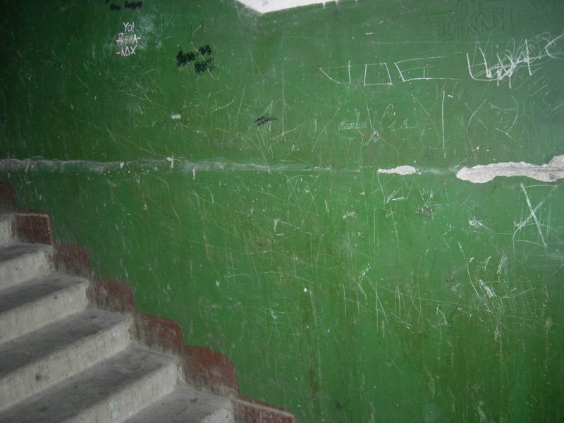 Подъезд с зелеными стенами