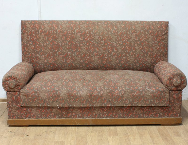 Старенький диван