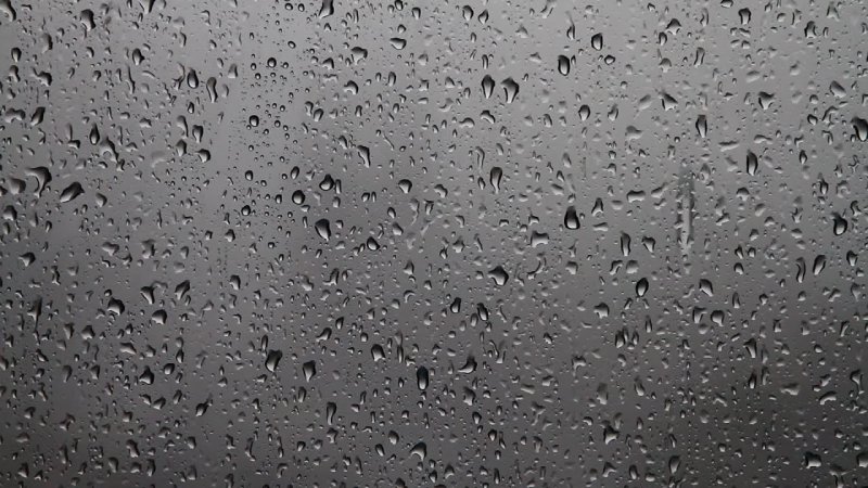 Капли на стекле