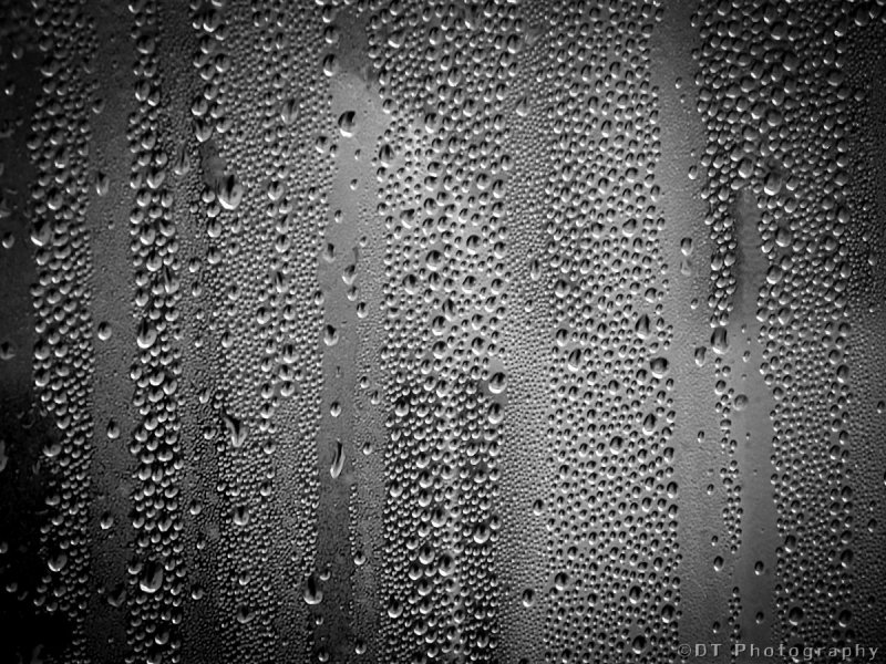 Капли на стекле