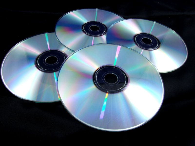 CD (Compact Disc) — оптический носитель