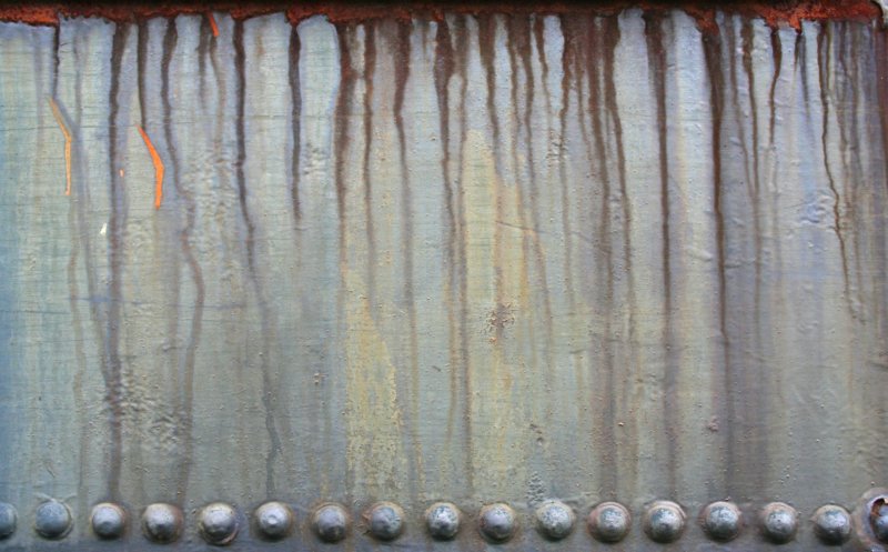 Потеки ржавчины на металле