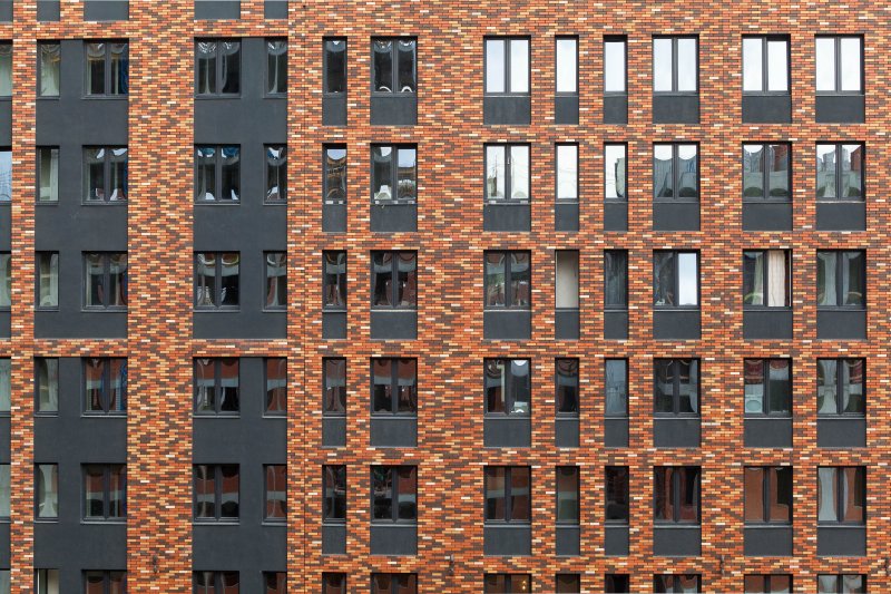 Кирпичные фасады многоэтажных домов