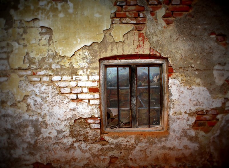 Кирпичная стена с окном