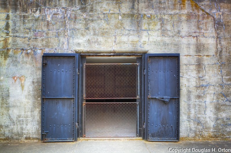 Старые двери бункера