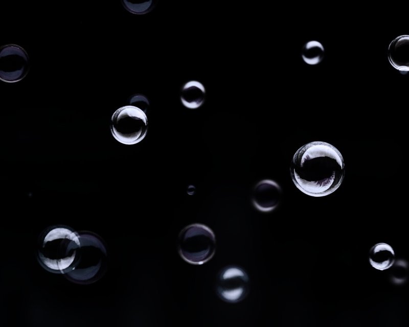 Мыльные пузыри на черном фоне