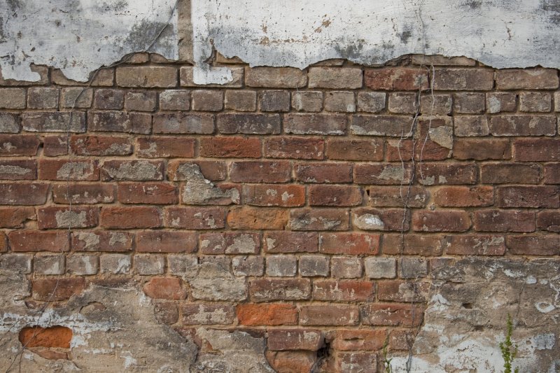 Обшарпанная кирпичная стена