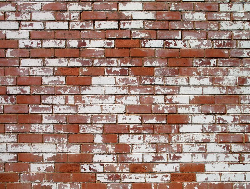 Красная кирпичная стена