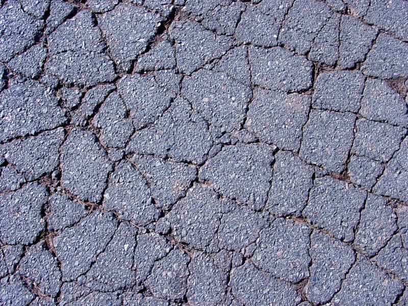 Потрескавшийся асфальт