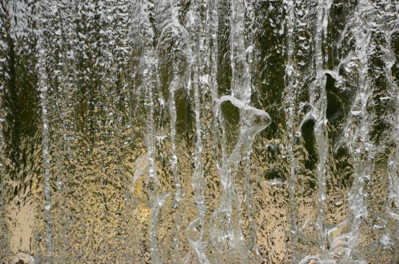 Вода стекает