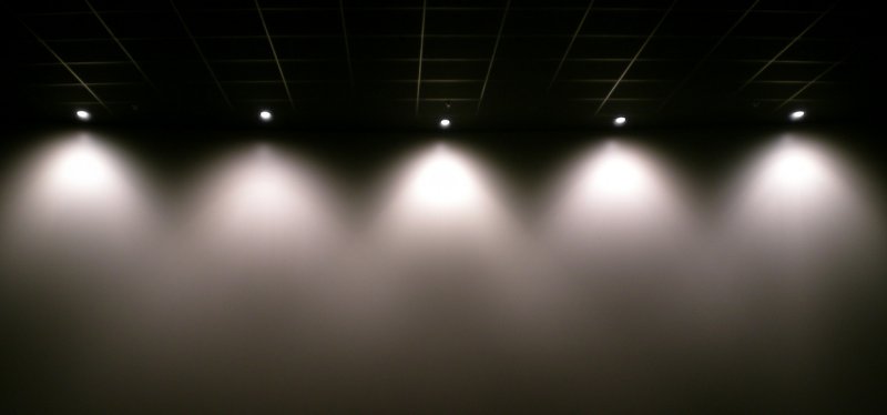 Прожектор светит снизу