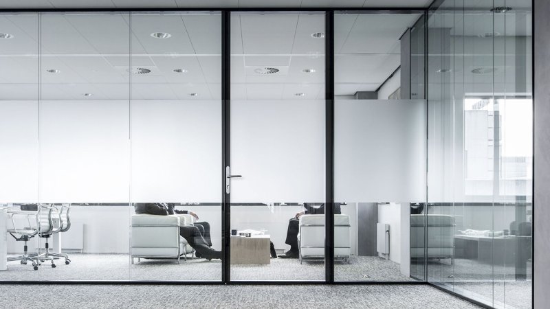 Стеклянная дверь