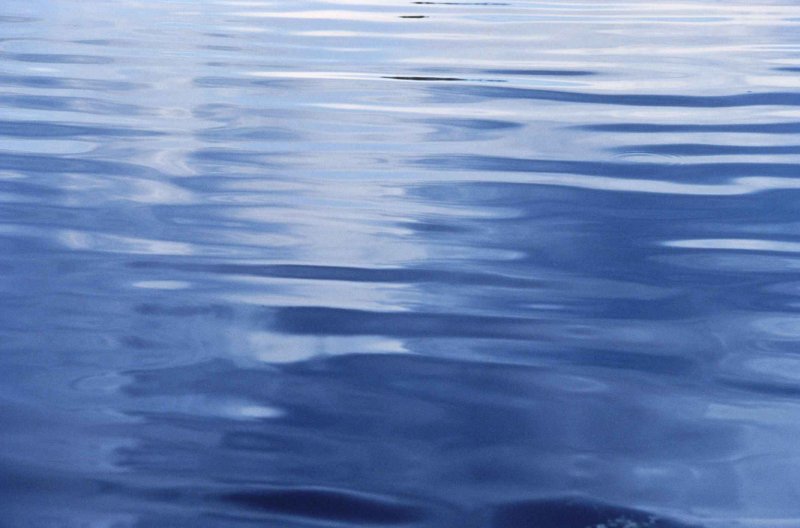 Зеркальная гладь воды