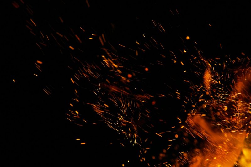 Искры от костра