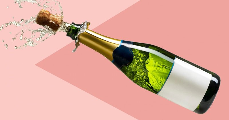 Бутылка шампанского открывается