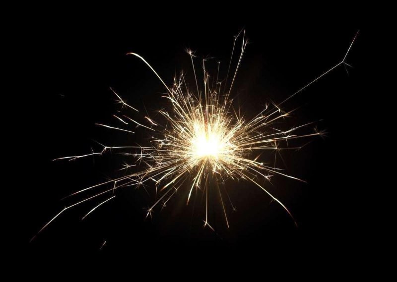 Бенгальский огонь на черном фоне