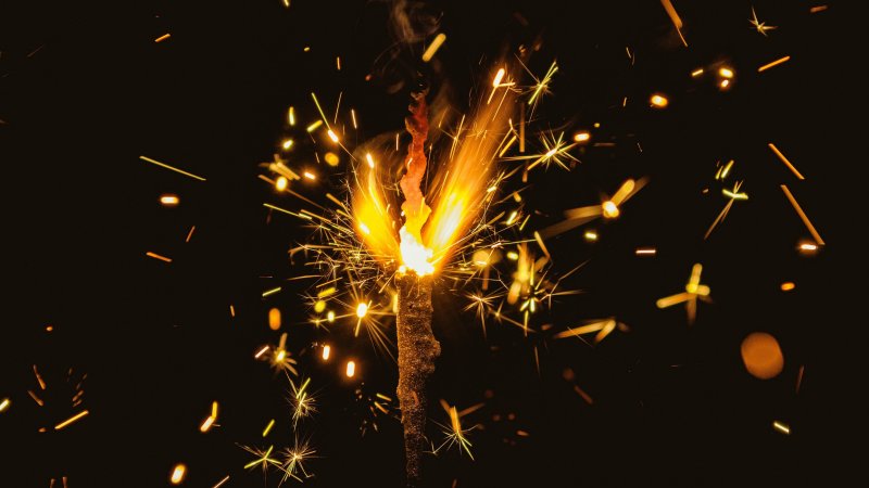 Бенгальские огни на белом фоне