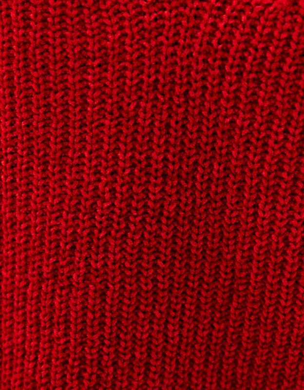 Красное вязаное полотно