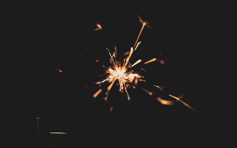 Бенгальский огонь на черном фоне