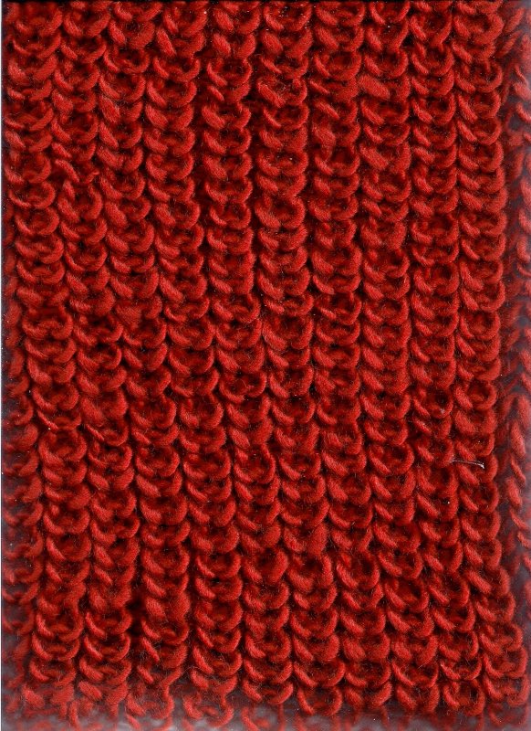 Красное вязаное полотно