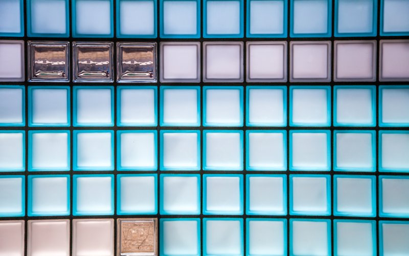 Стена из стеклоблоков