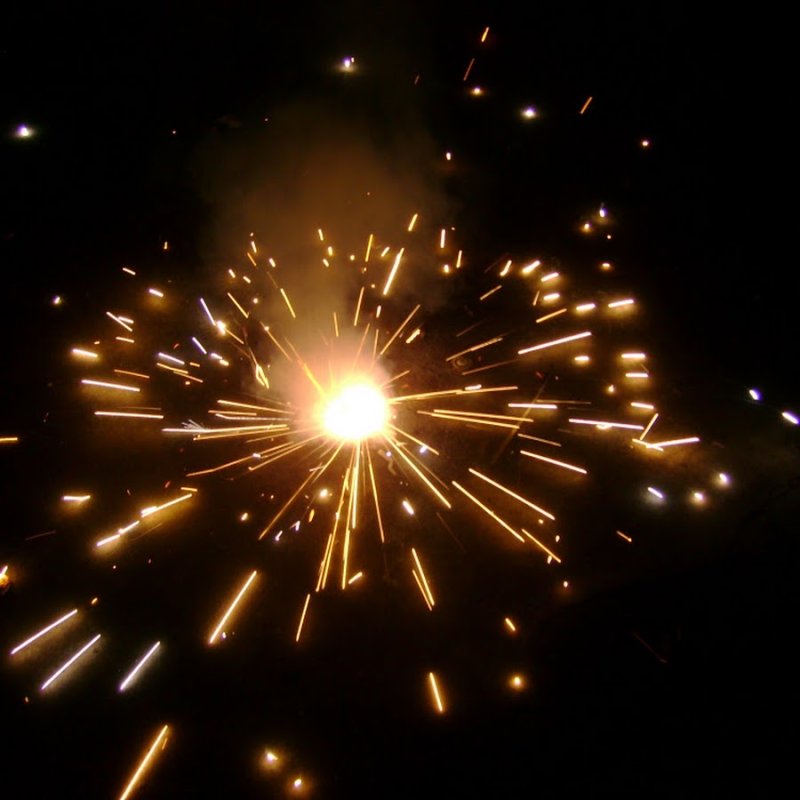 Бенгальский огонь на черном