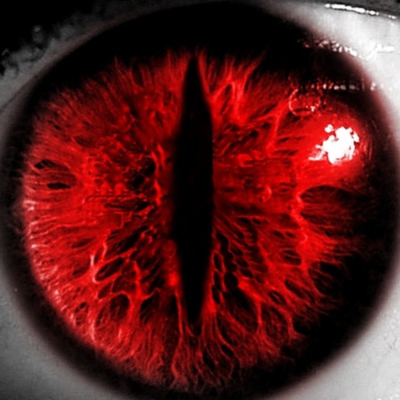 Красные демонические глаза