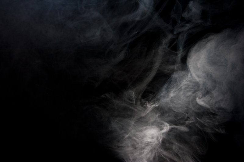 Дым на черном фоне