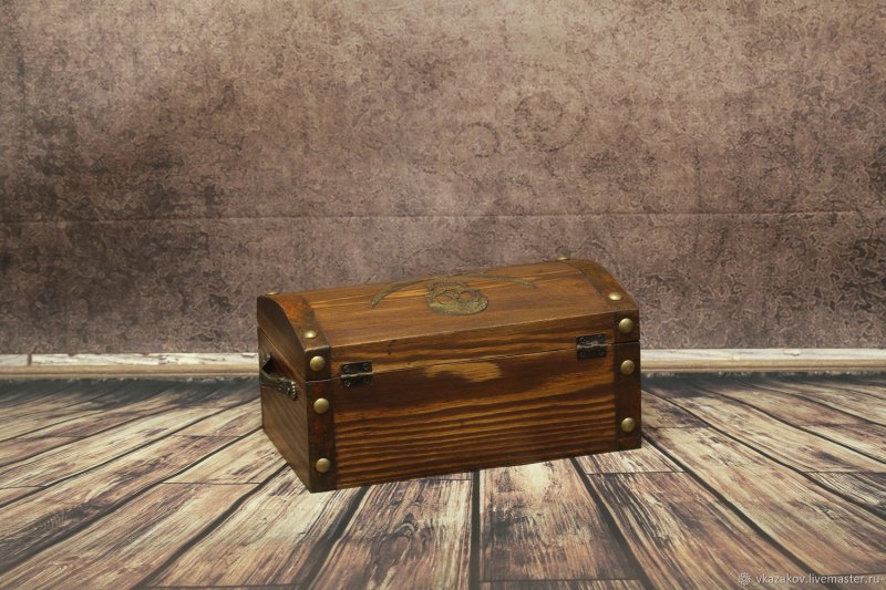 Сундук из дерева