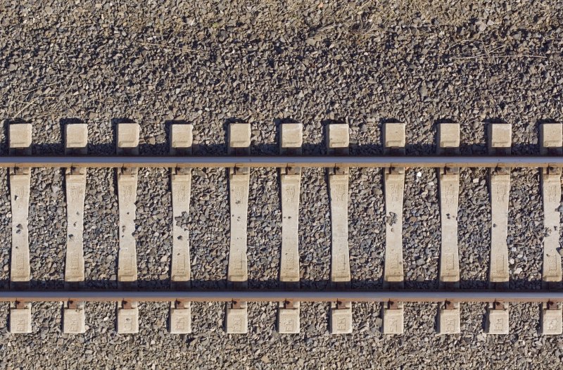 ЖД рельсы сбоку