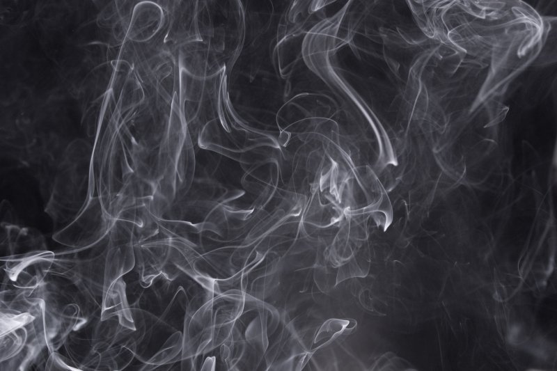 Дым на черном фоне