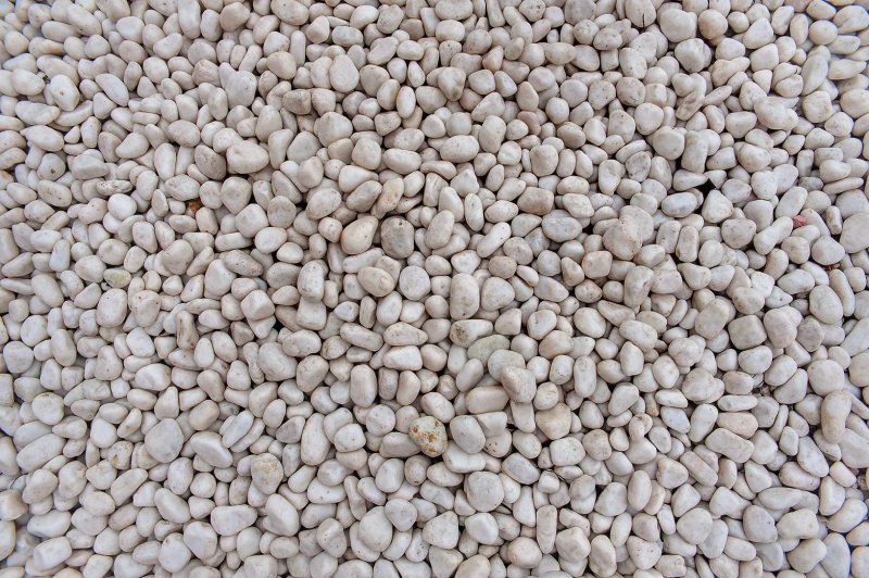 Белая галька