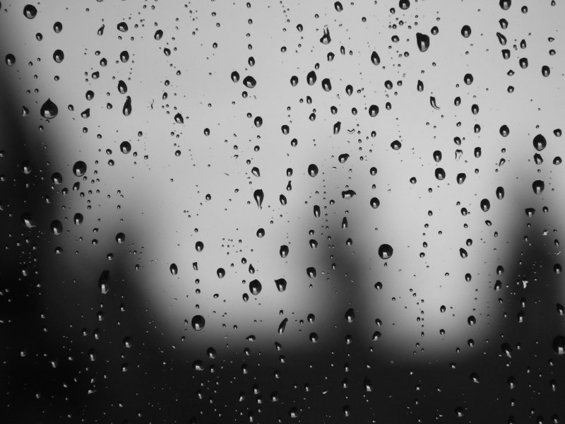 Капли на стекле