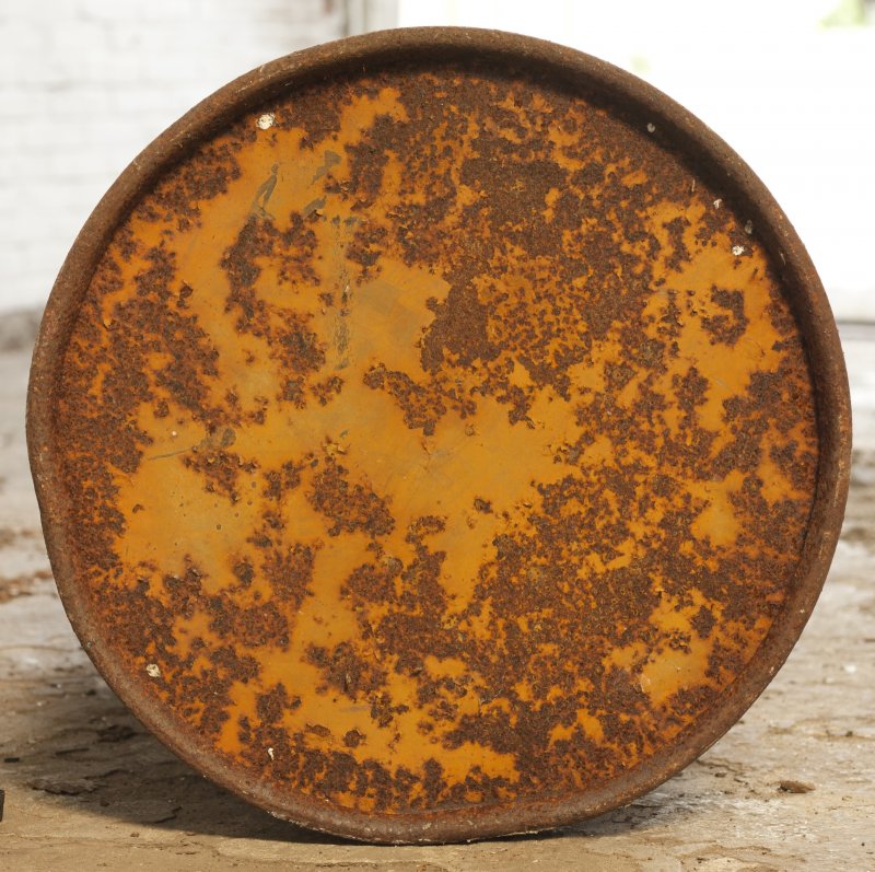 Бочка железная ржавая