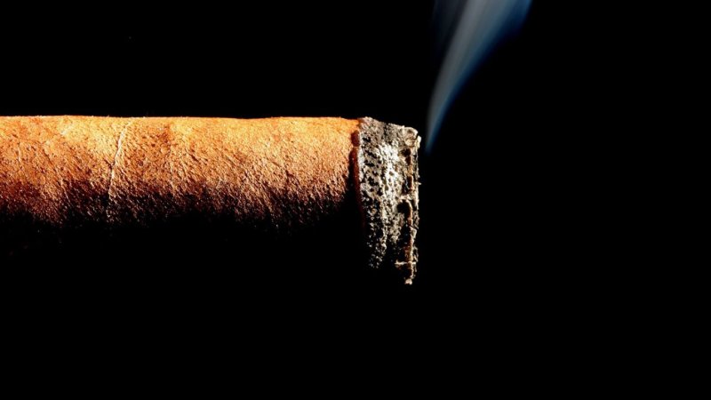 Сигары на темном фоне