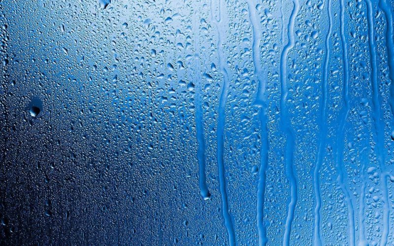 Капли на стекле