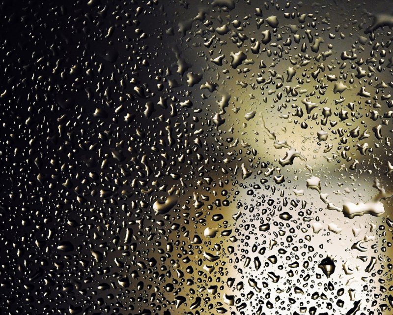Капли на стекле
