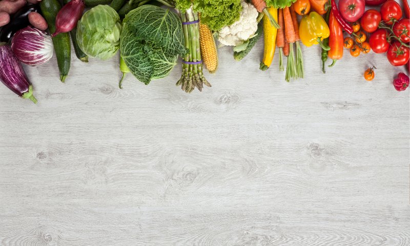 Светлый стол и овощи