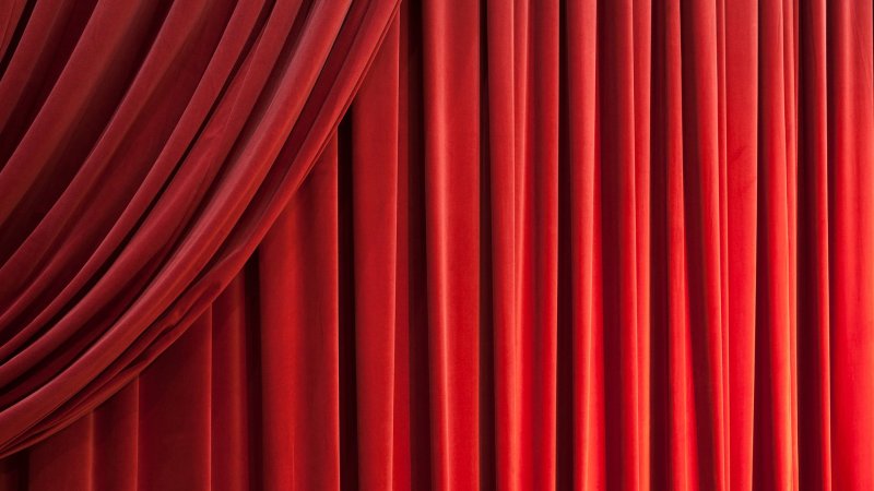 Красные шторы