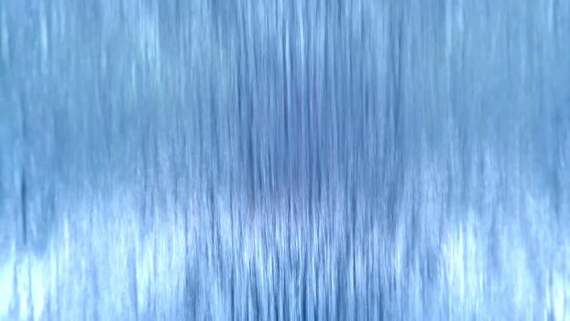 Фактура стекающей воды