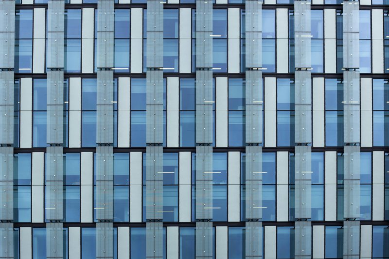 Стеклянный фасад здания