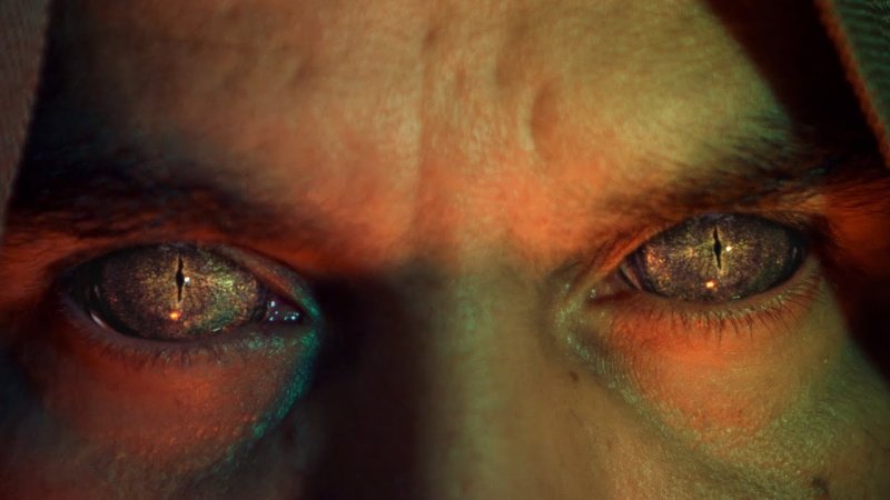 Зеленые глаза с вертикальными зрачками